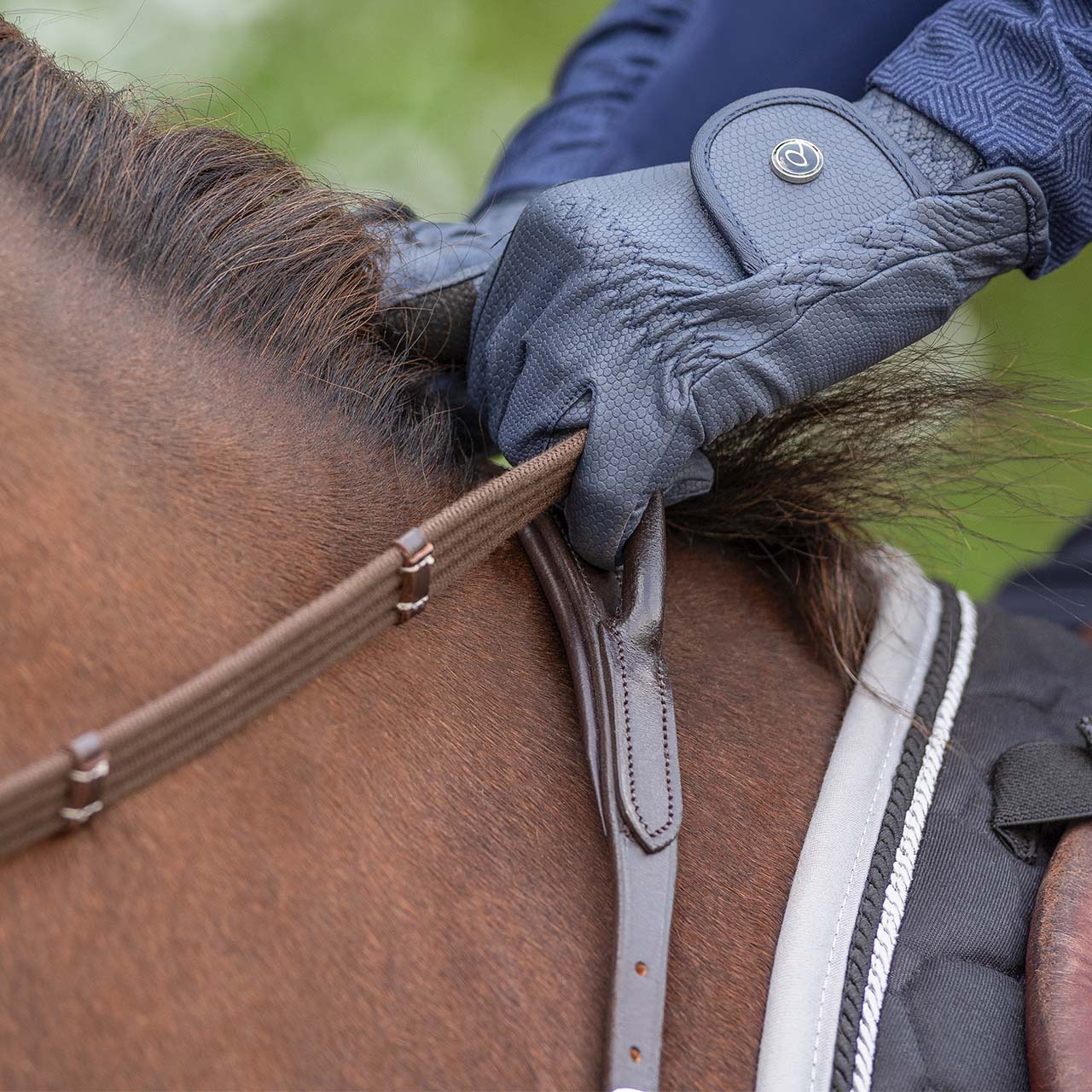 Breastplate with handle