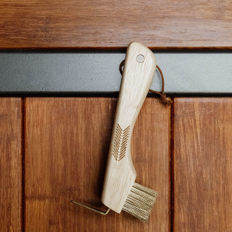 Grooming Deluxe Hoof Pick with Metal Bristles and Magnet