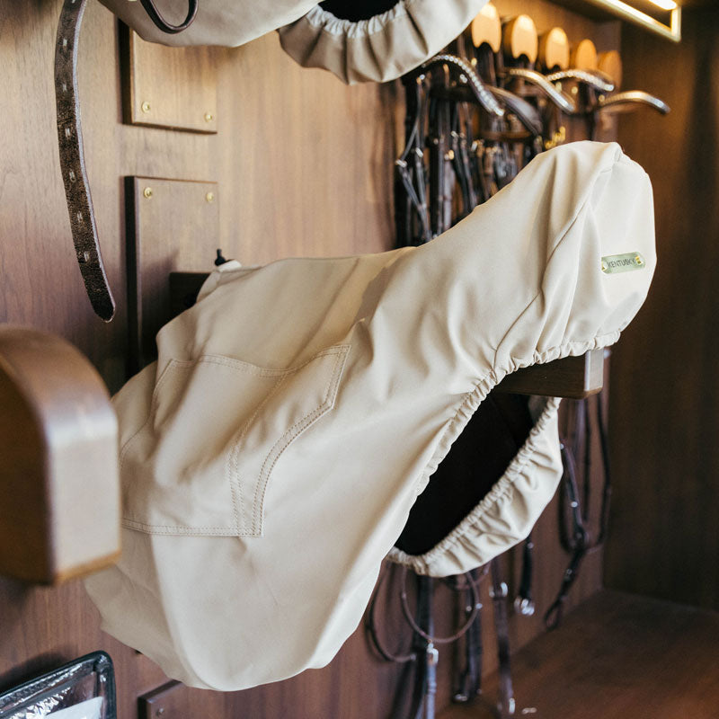 Kentucky Saddle Cover with Logo Plate