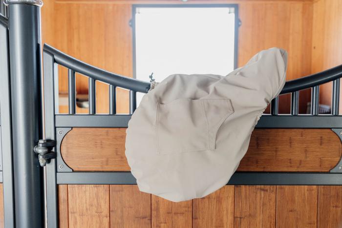 Kentucky Saddle Cover with Logo Plate