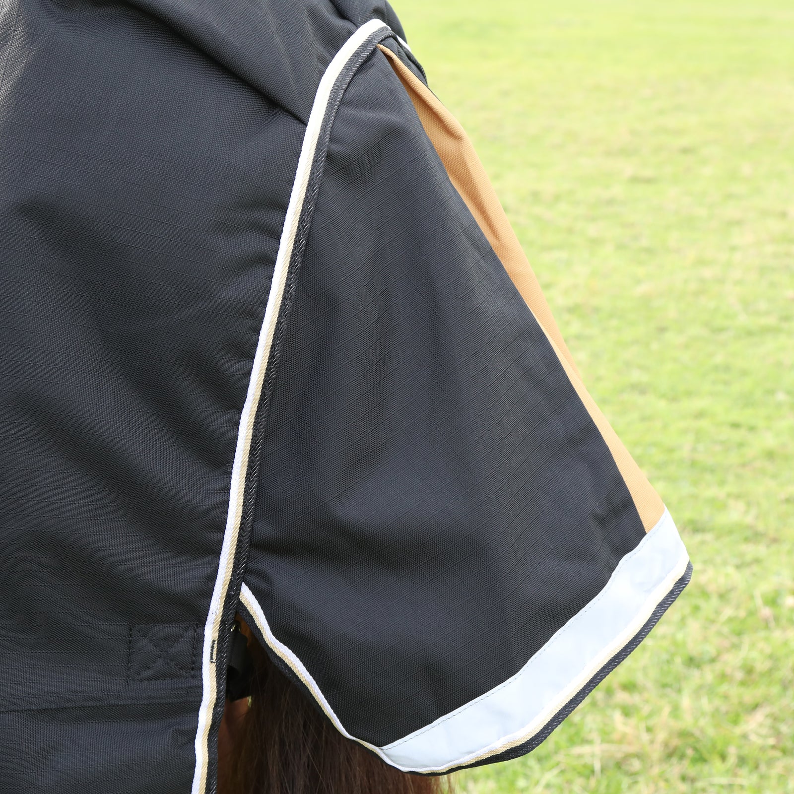 Highlander Plus 200g Turnout Rug - Black