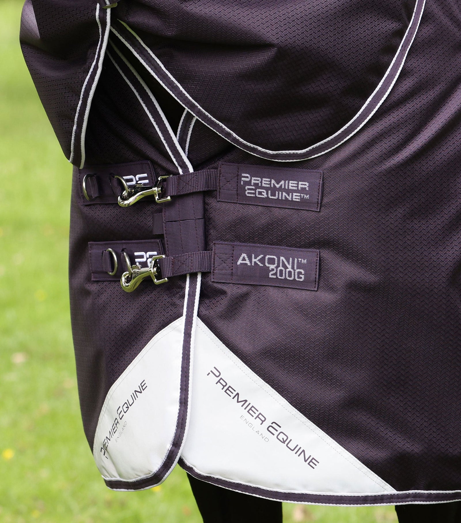 Premier Equine Akoni 200g Turnout Rug with Classic Neck Cover