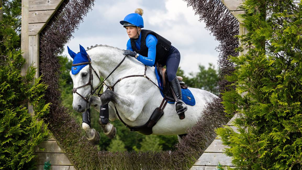 LeMieux Loire Close Contact Square - Nags Essentials